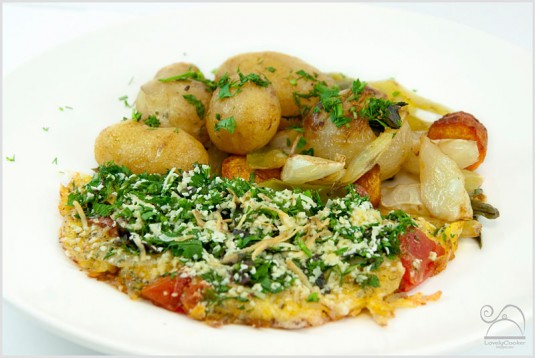 Картофель тушеный с овощами, и яичница с помидорами