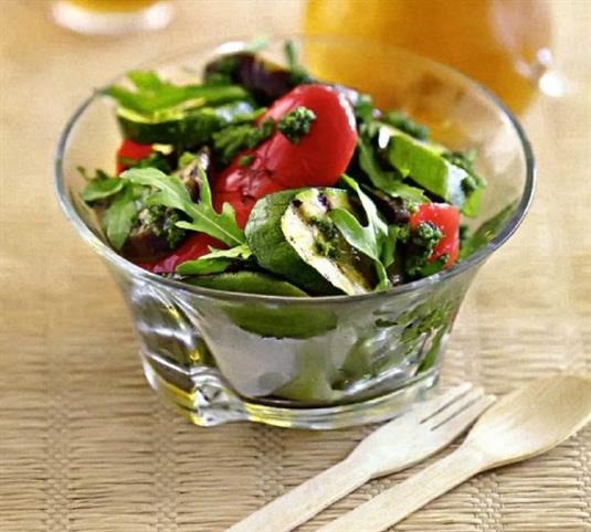 Салат из овощей-гриль с песто
