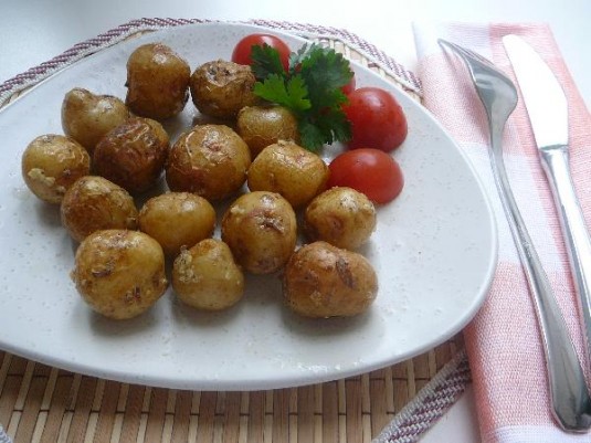 Картофель, запеченный в чесночке и масле