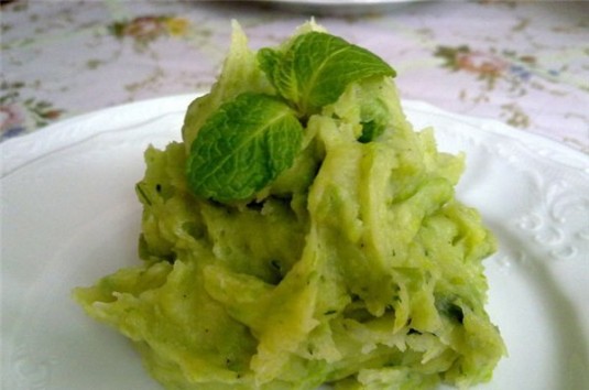 Зеленое картофельное пюре и салат из фасоли и брокколи